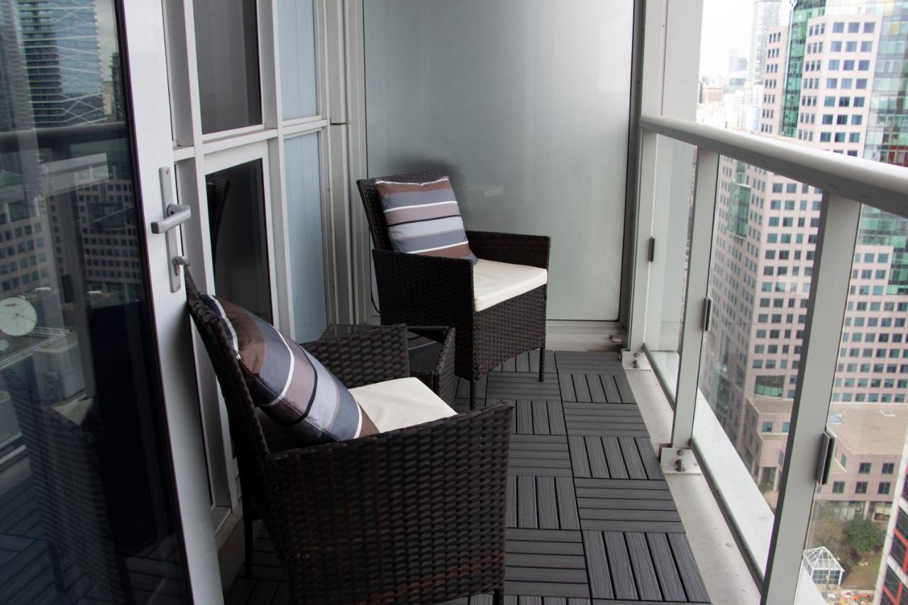 Downtown High-Rise Condo- Cn Tower View Toronto Bagian luar foto