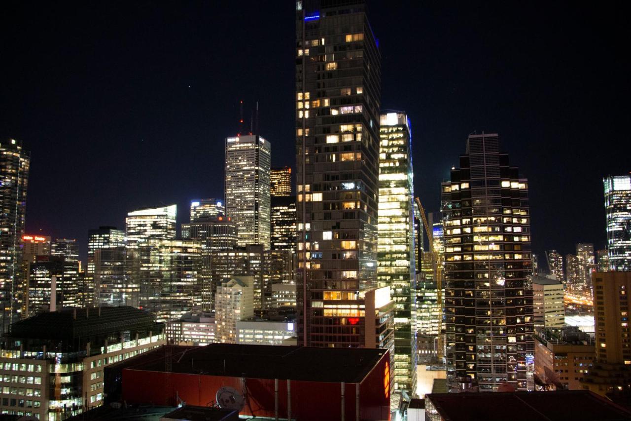 Downtown High-Rise Condo- Cn Tower View Toronto Bagian luar foto