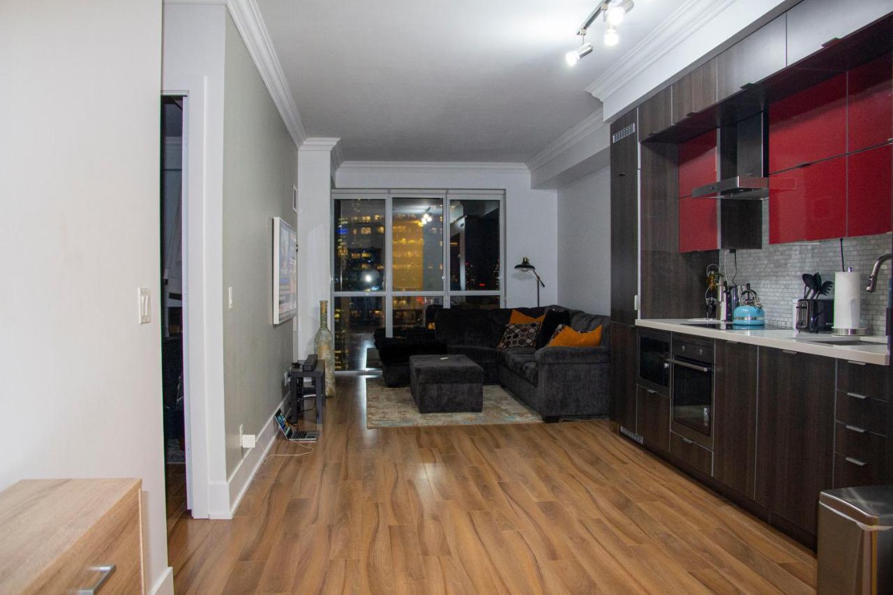 Downtown High-Rise Condo- Cn Tower View Toronto Bagian luar foto