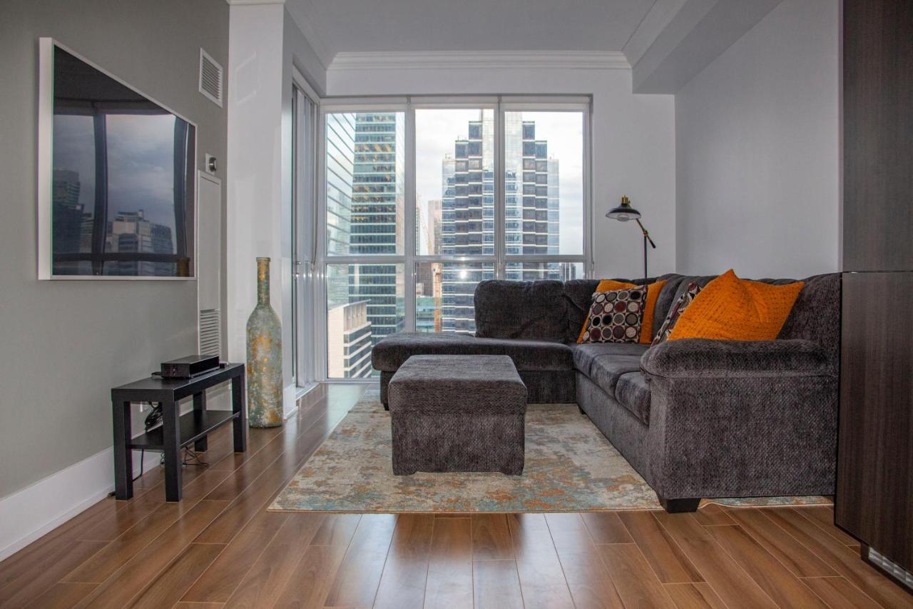 Downtown High-Rise Condo- Cn Tower View Toronto Bagian luar foto